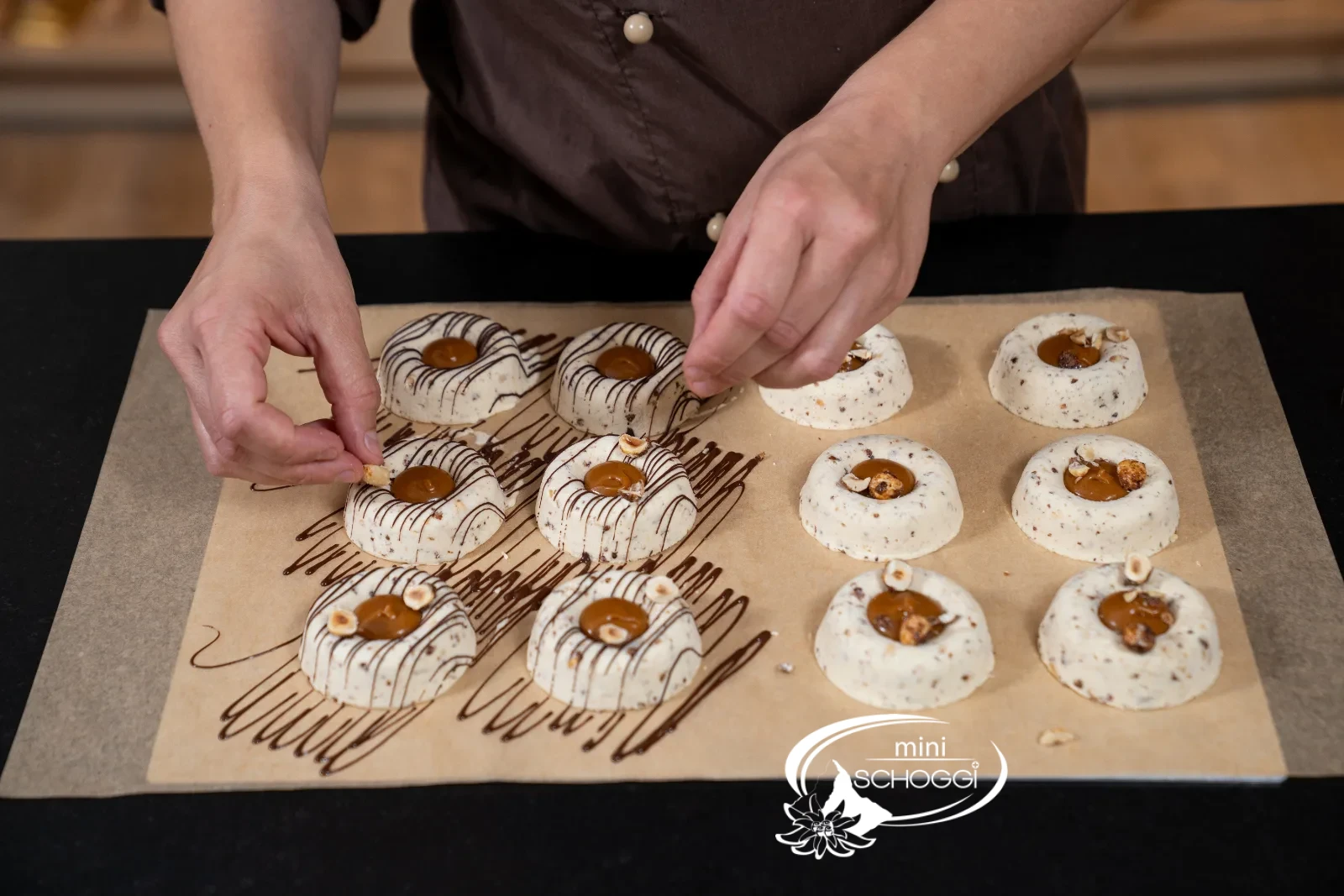 Fertig verzierte Haselnuss-Karamell-Parfaits mit Karamell und Haselnüssen