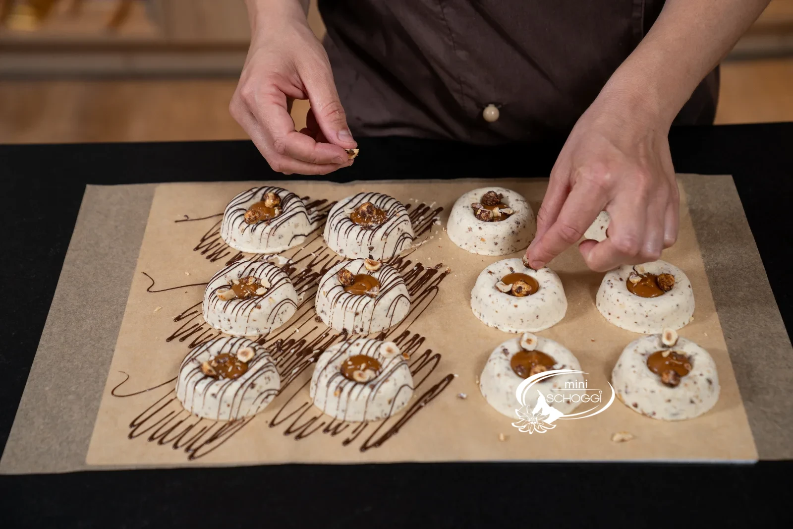 Fertig verzierte Haselnuss-Karamell-Parfaits mit Karamell und Haselnüssen