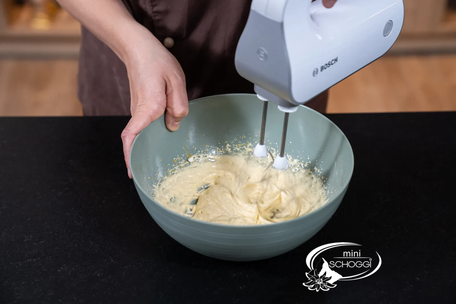 Eigelbmasse wird mit dem Handmixer hell und luftig aufgeschlagen
