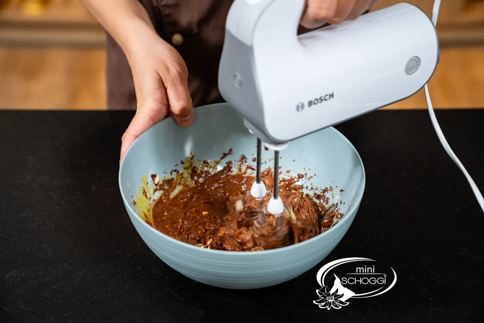 La masse au chocolat est battue en mousse au batteur à main