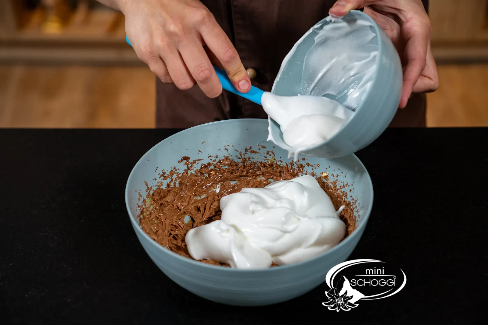 Les blancs battus en neige ferme sont ajoutés à la masse au chocolat