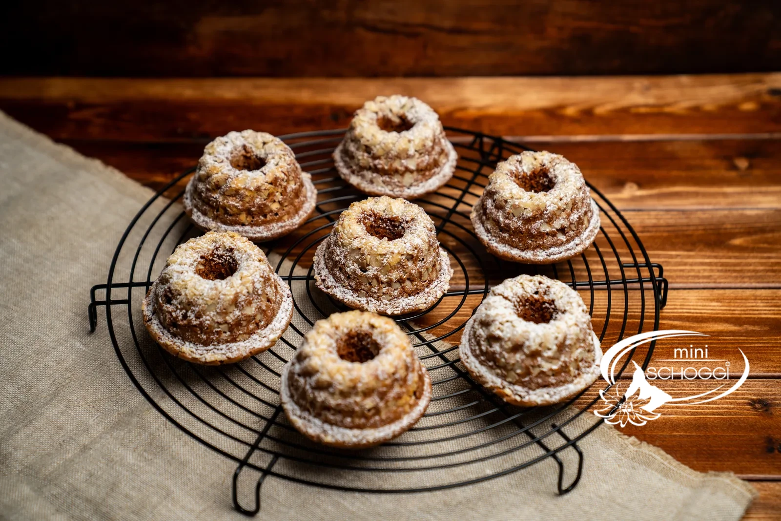 Plusieurs mini kouglofs aux éclats d'amande et sucre glace, un coupé en deux