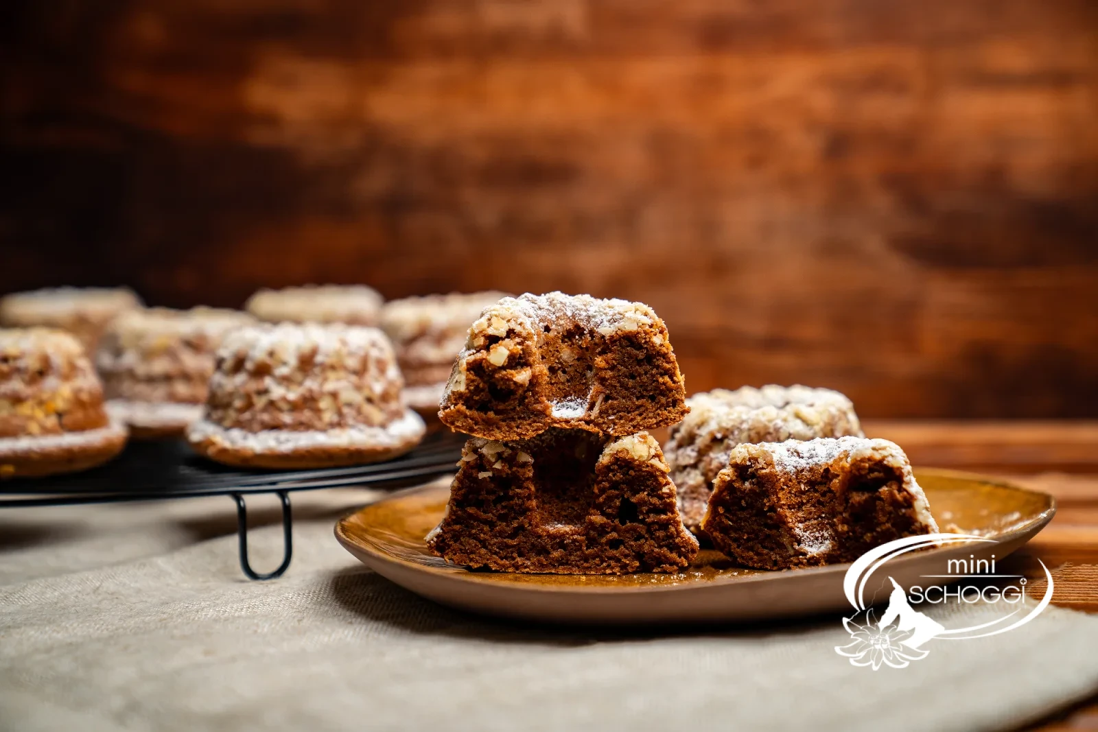Plusieurs mini-Kouglof aux éclats d'amandes et sucre glace, un coupé