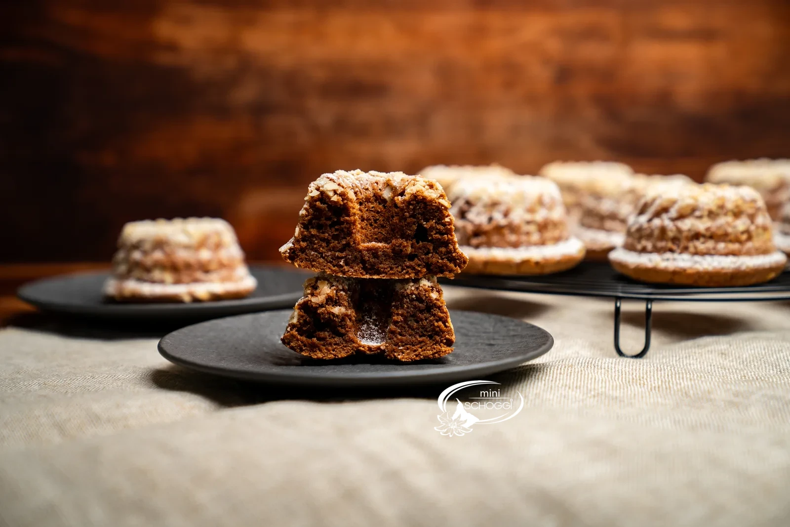 Plusieurs mini-Kouglof aux éclats d'amandes et sucre glace, un coupé