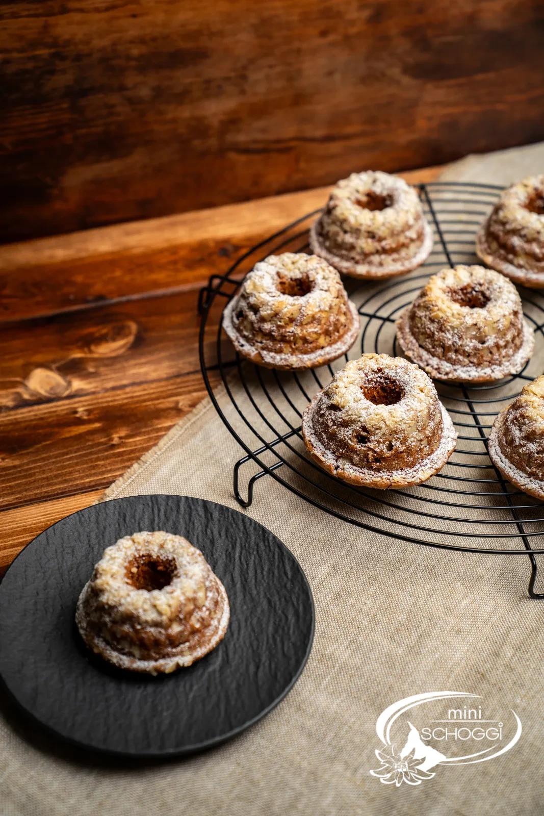 Plusieurs mini-Kouglof aux éclats d'amandes et sucre glace, un coupé