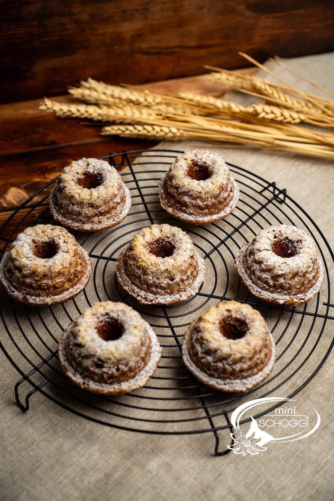Plusieurs mini-Kouglof aux éclats d'amandes et sucre glace, un coupé