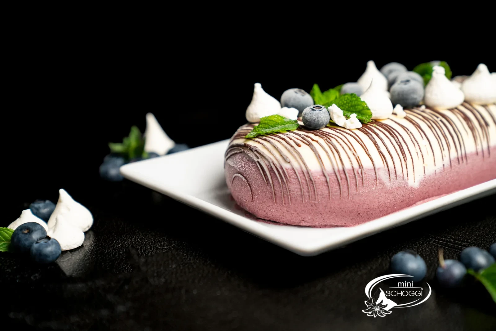 Gestürztes Heidelbeer-Parfait mit Schoggi-Streifen, Meringues, frischen Heidelbeeren und Minze