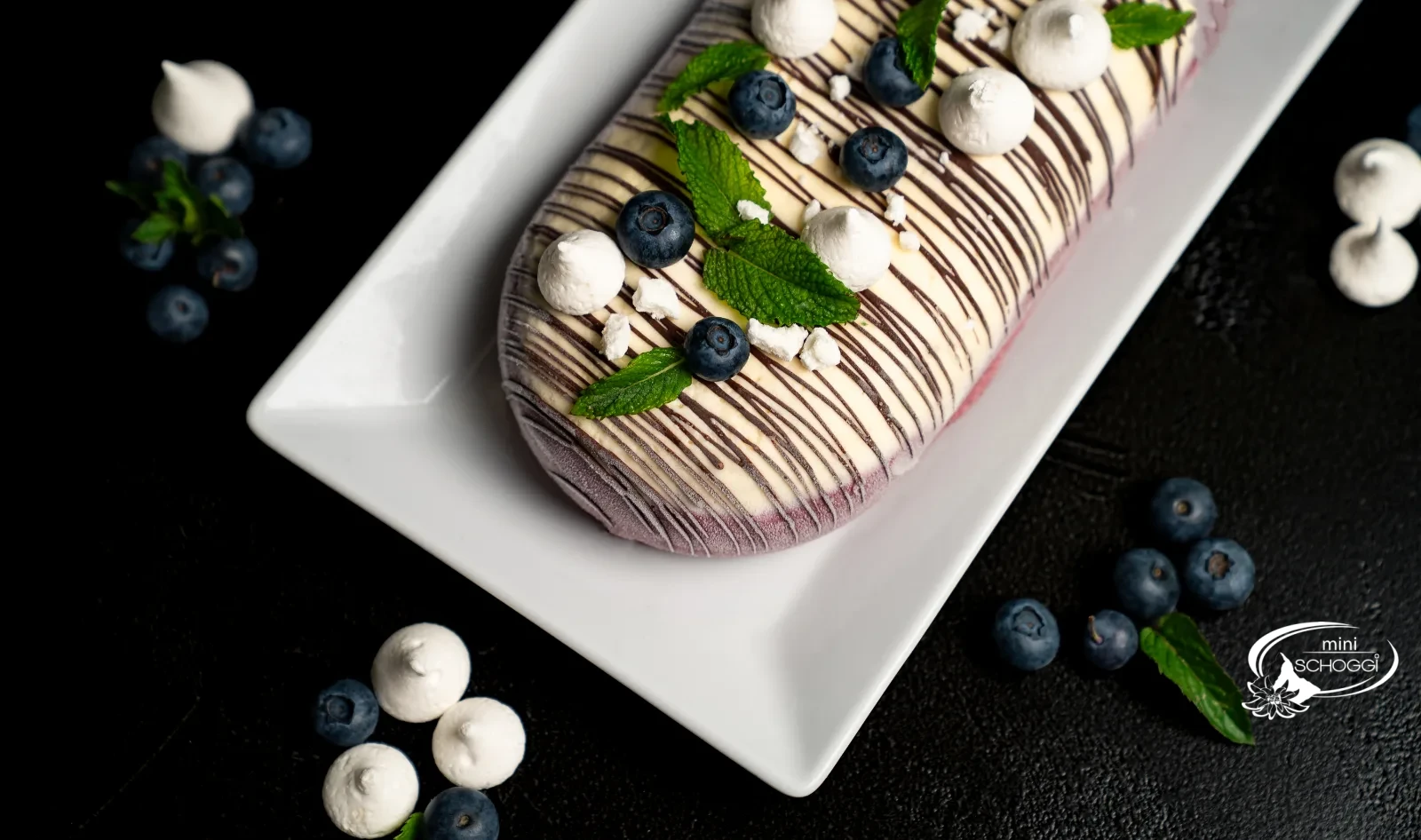 Gestürztes Heidelbeer-Parfait mit Schoggi-Streifen, Meringues, frischen Heidelbeeren und Minze