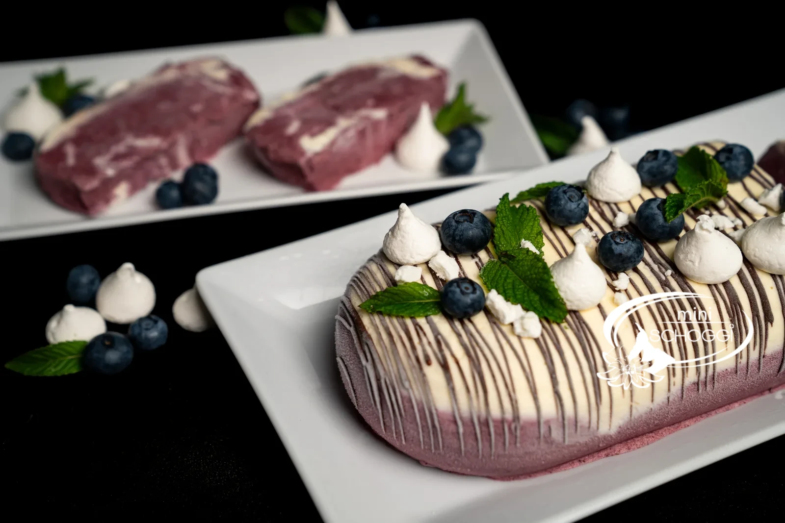 Gestürztes Heidelbeer-Parfait mit Schoggi-Streifen, Meringues, frischen Heidelbeeren und Minze
