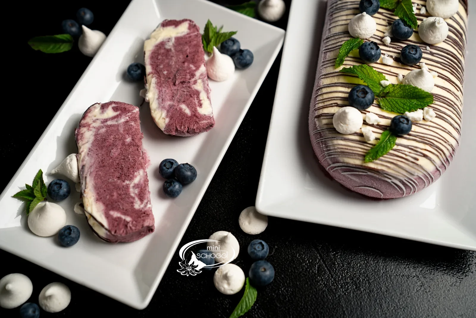 Gestürztes Heidelbeer-Parfait mit Schoggi-Streifen, Meringues, frischen Heidelbeeren und Minze