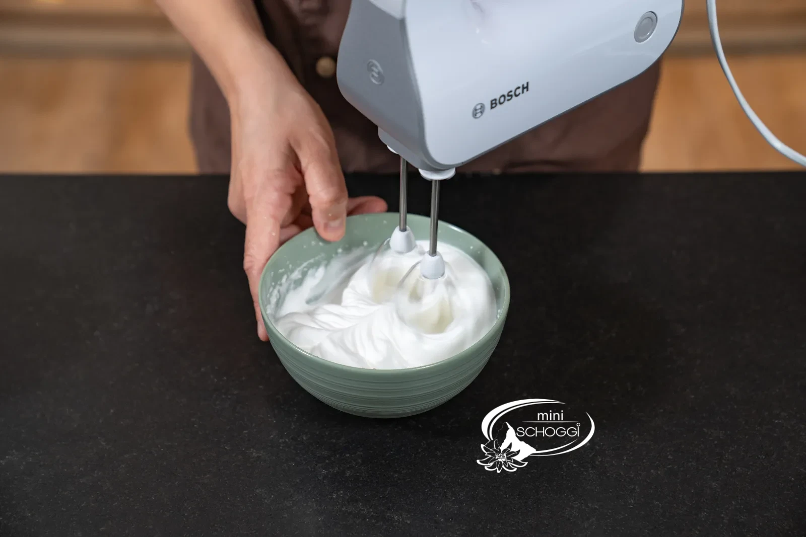 Das Eiweiss wird mit dem Handmixer zu steifen Spitzen geschlagen