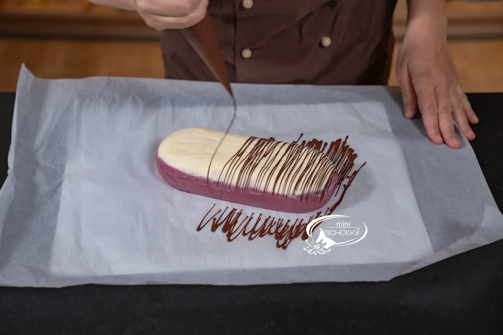 Das gestürzte Parfait wird mit Schoggi-Streifen und Meringues dekoriert