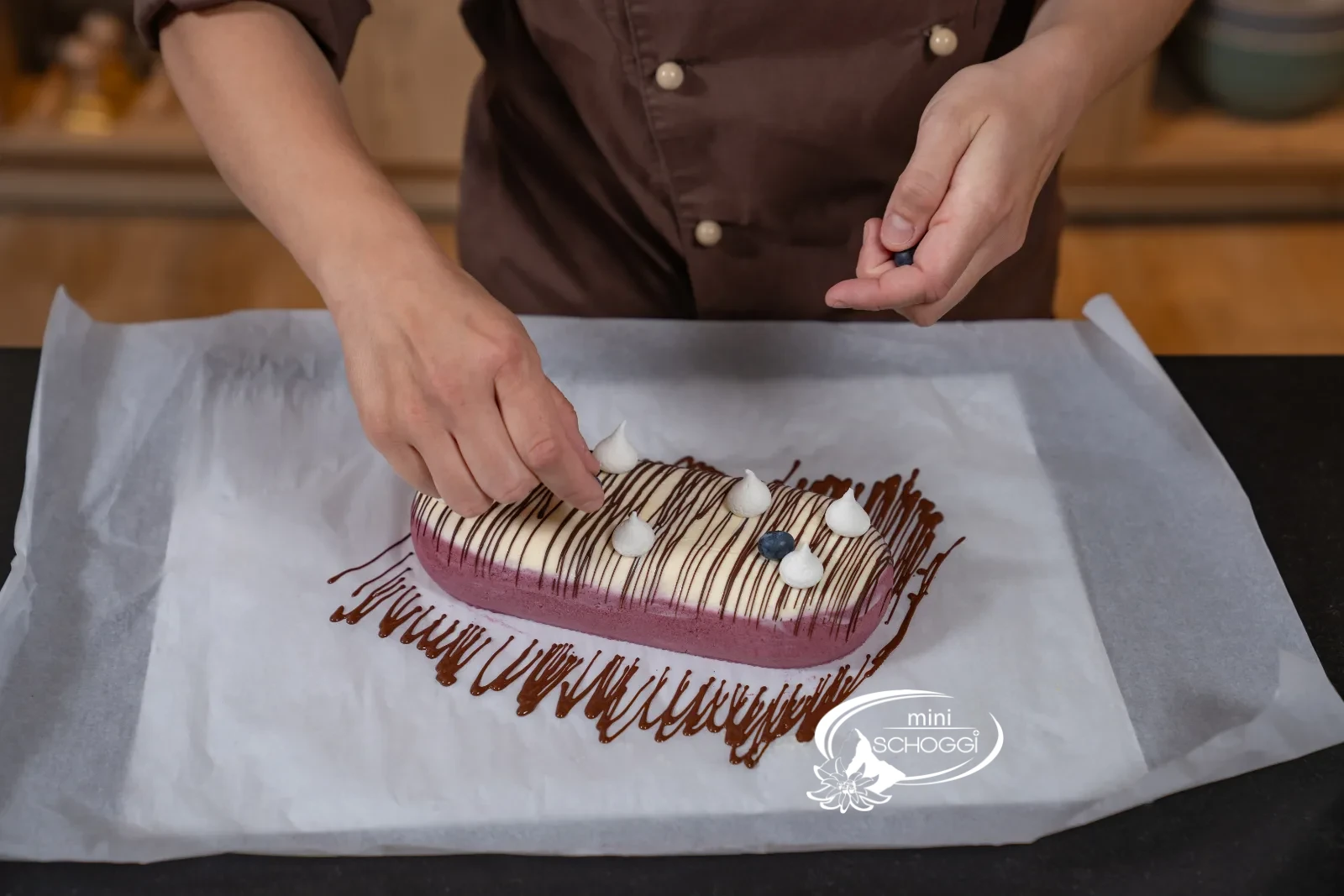 Das gestürzte Parfait wird mit Schoggi-Streifen und Meringues dekoriert