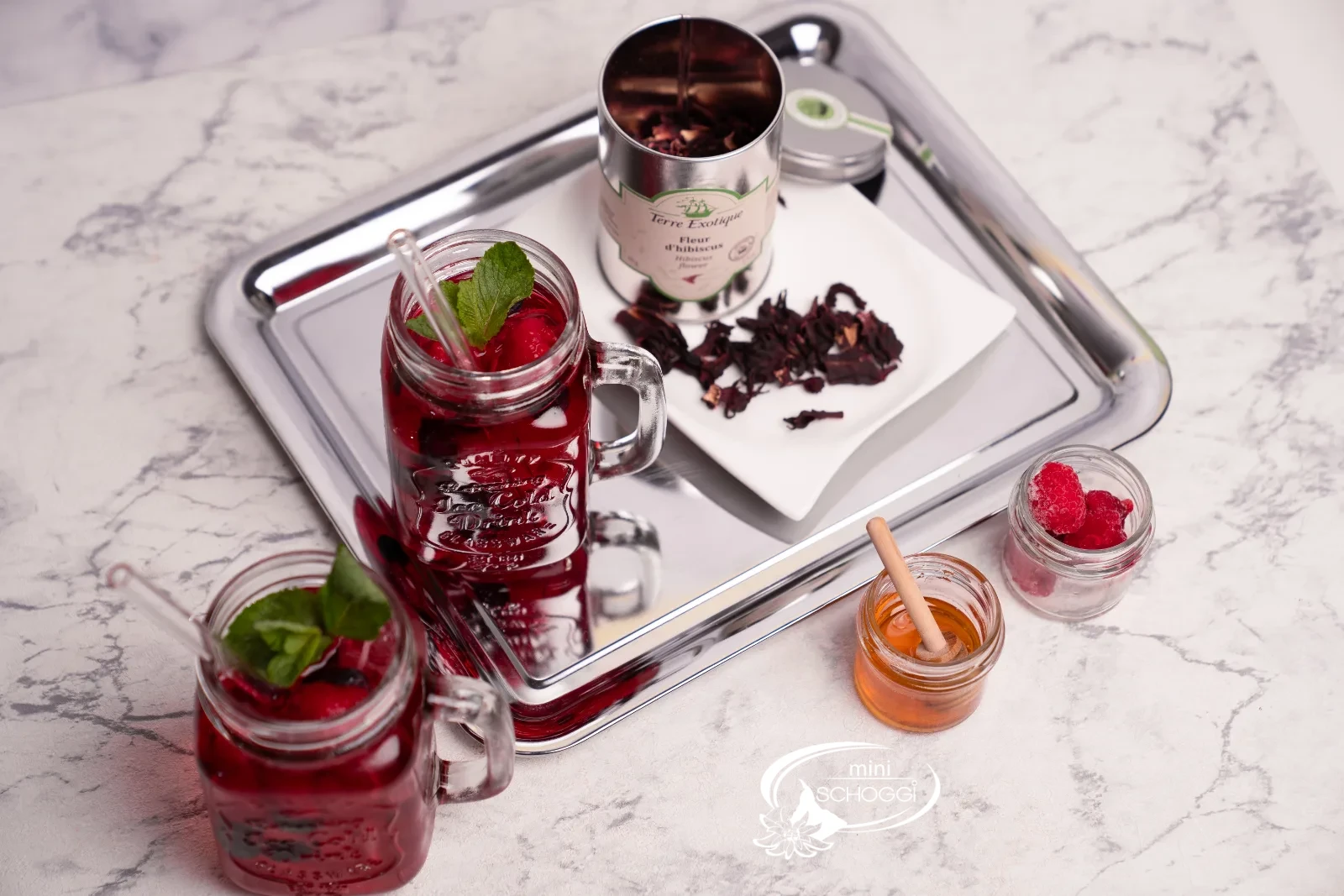 Refreshing hibiscus iced tea with berries