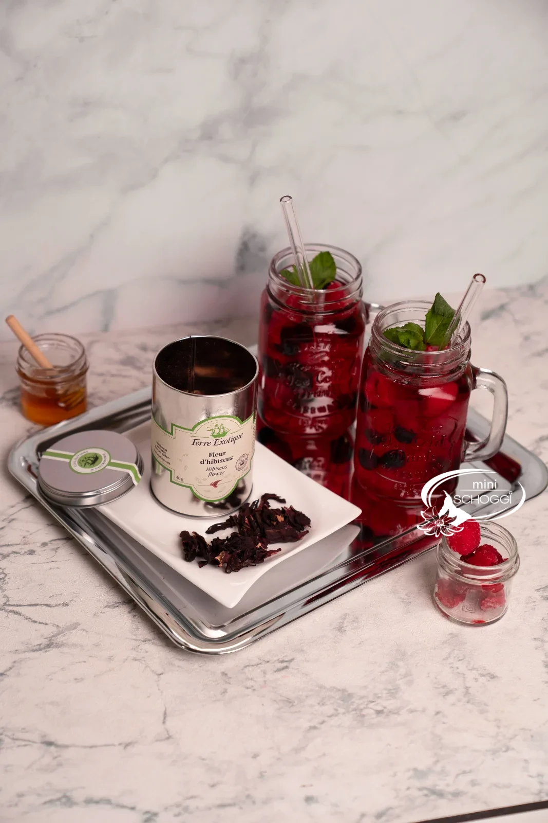 Refreshing hibiscus iced tea with berries