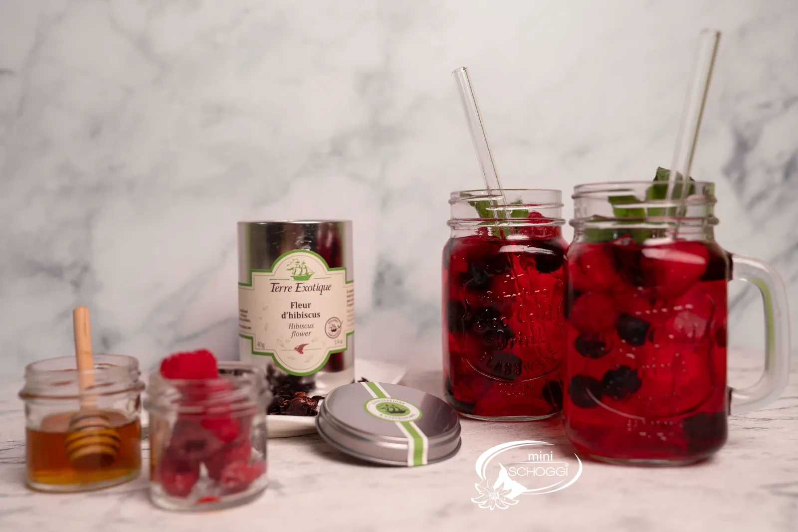 Refreshing hibiscus iced tea with berries