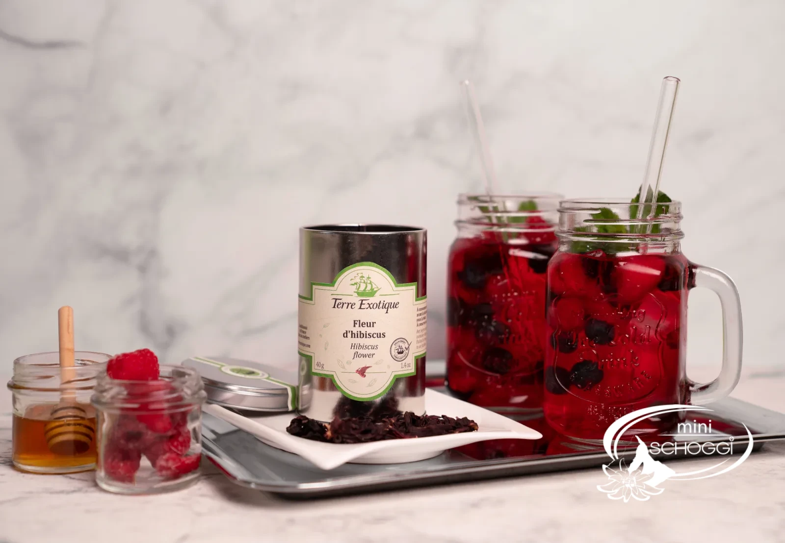 Refreshing hibiscus iced tea with berries