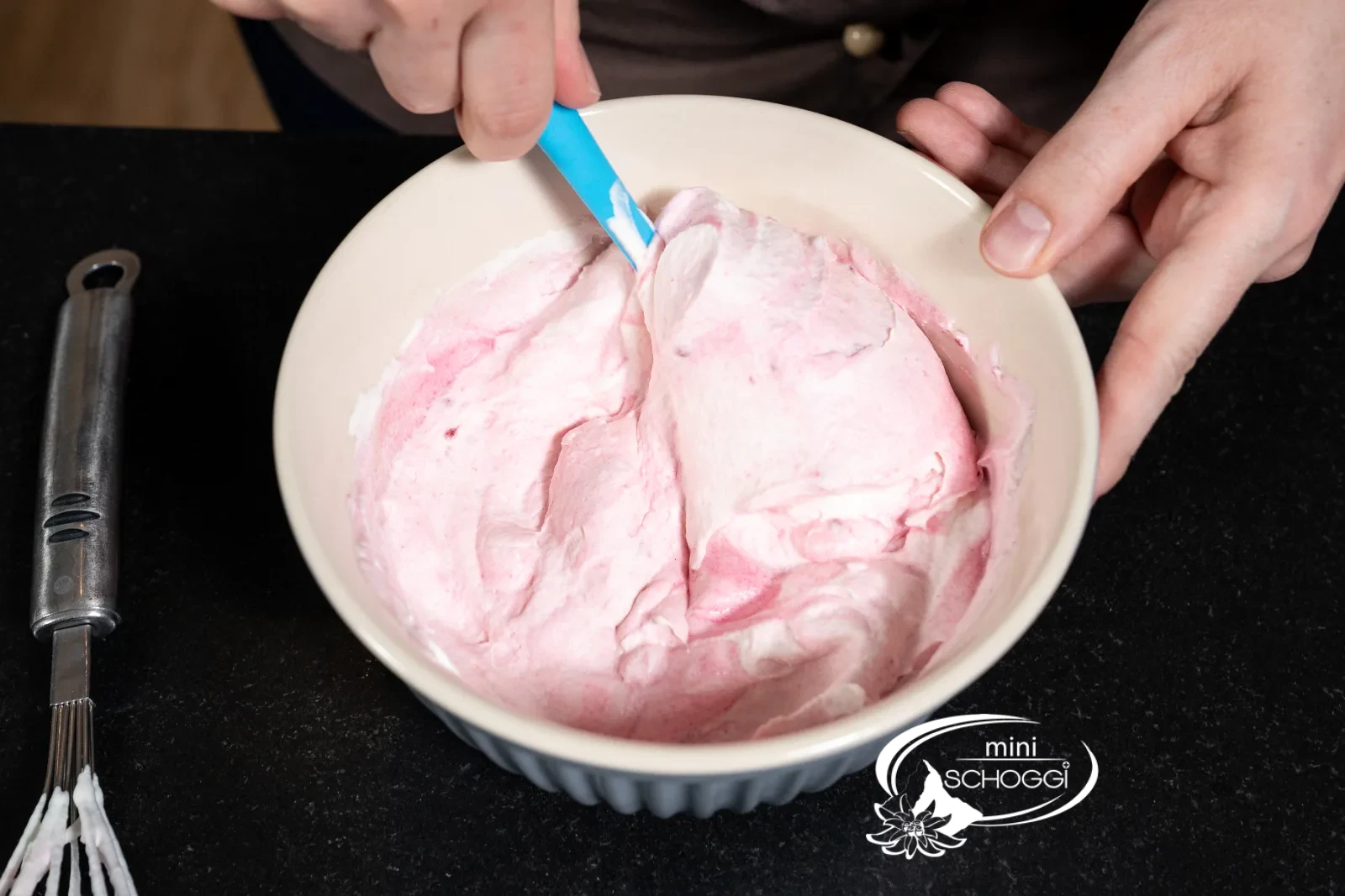 La crema ai lamponi pronta è ariosa e di un rosa uniforme