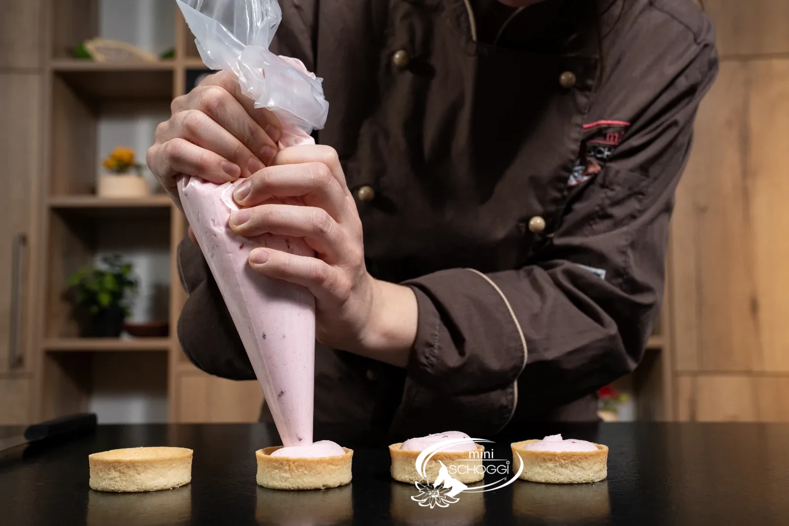 Le basi per tarteletta vengono riempite con la crema ai lamponi