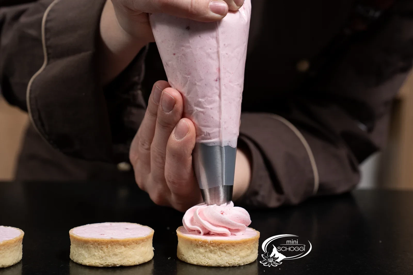 Con la bocchetta a rosetta viene formata una rosetta rosa