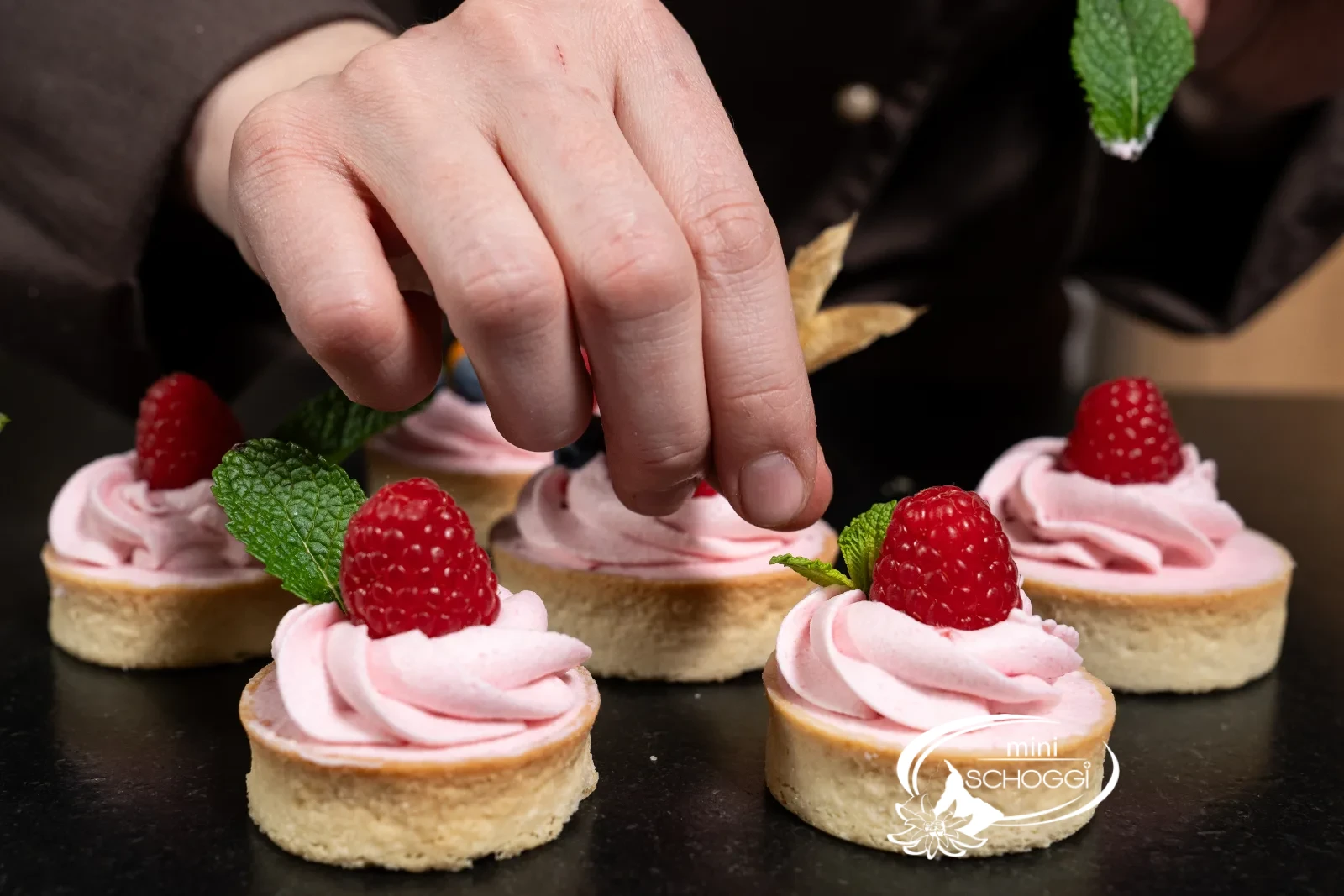 Le tortine vengono decorate con bacche, physalis e menta