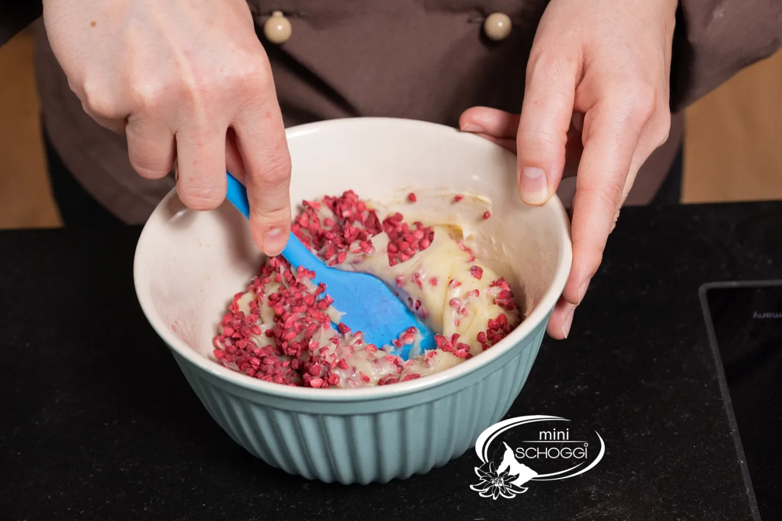 I lamponi liofilizzati vengono incorporati alla Ganache bianca
