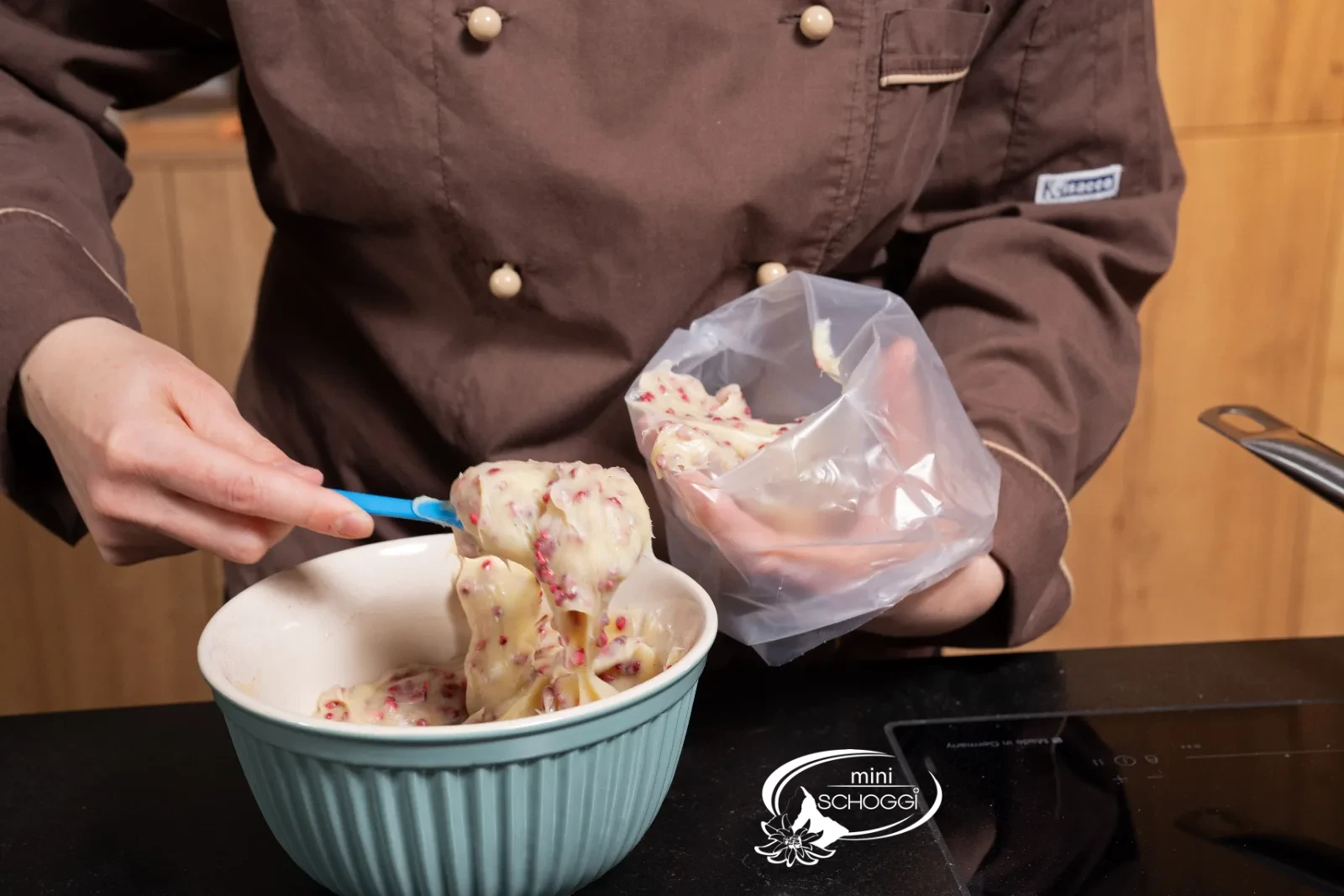 La Ganache al lampone viene riempita nel sac à poche