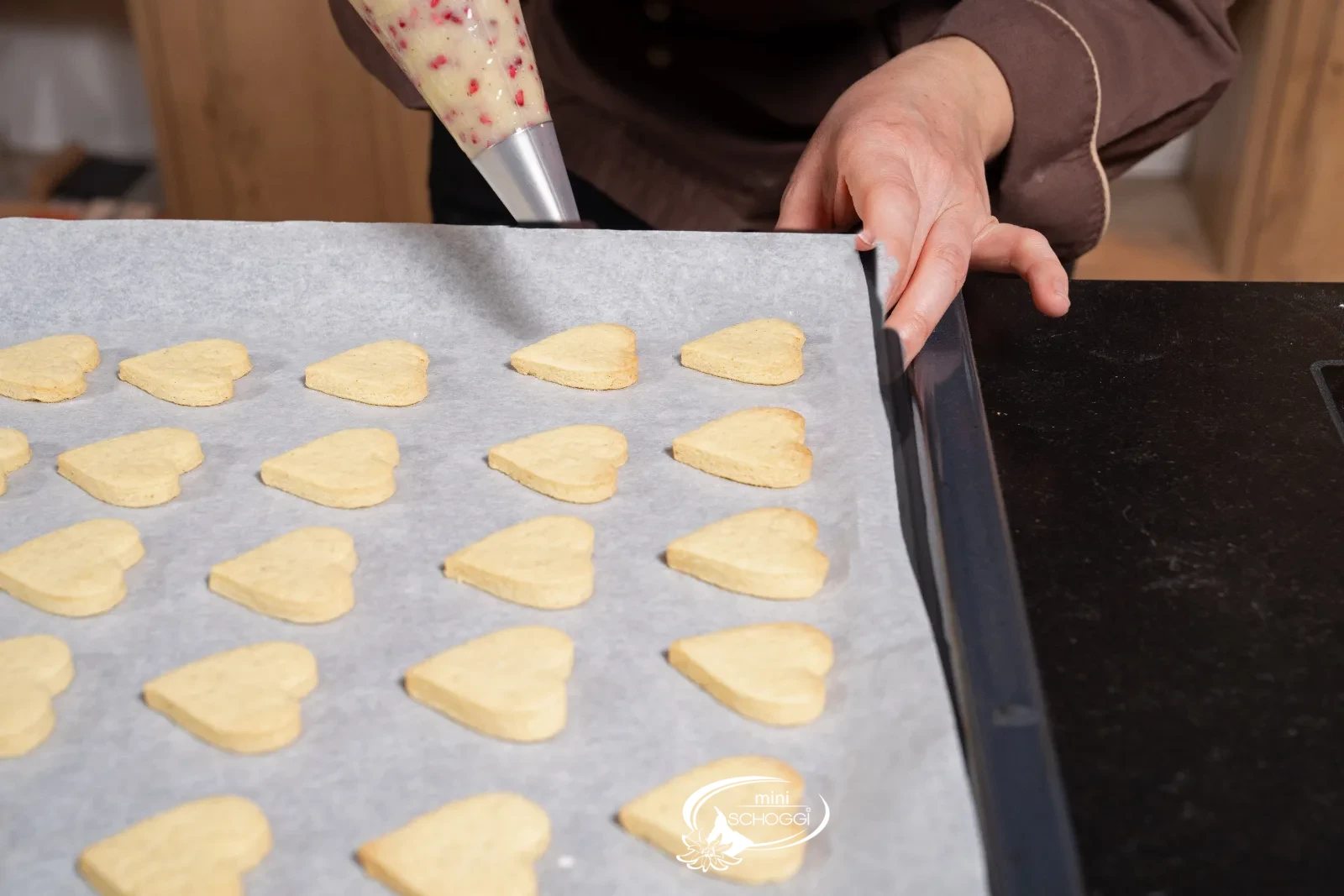 I cuori ritagliati sono cotti sulla carta da forno