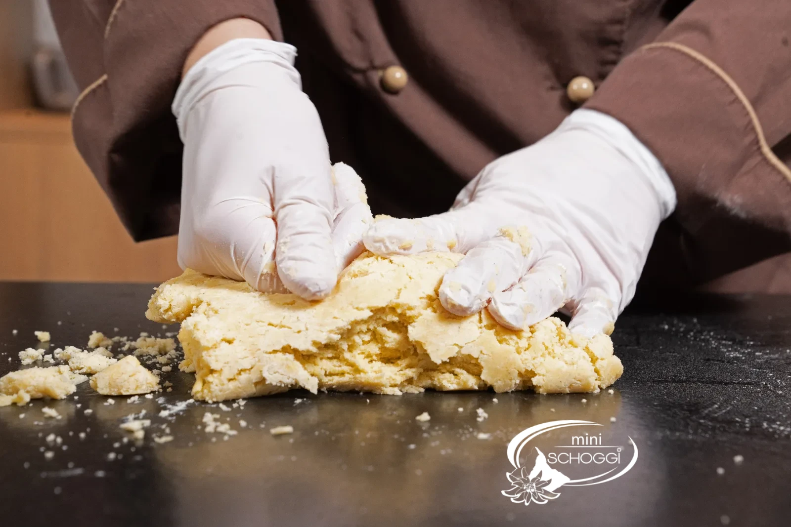 L'impasto viene steso uniformemente a 5 mm di spessore con due bastoncini