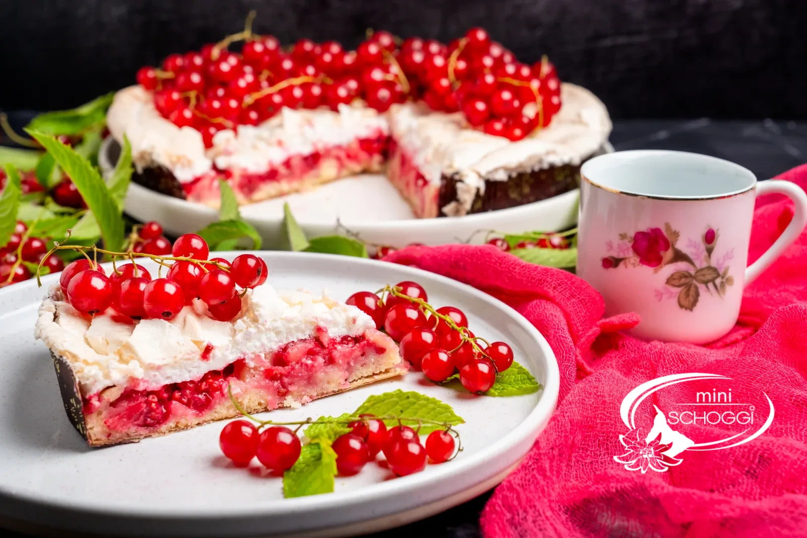 Fetta di torta con strati di base, ribes e meringa su un piatto bianco