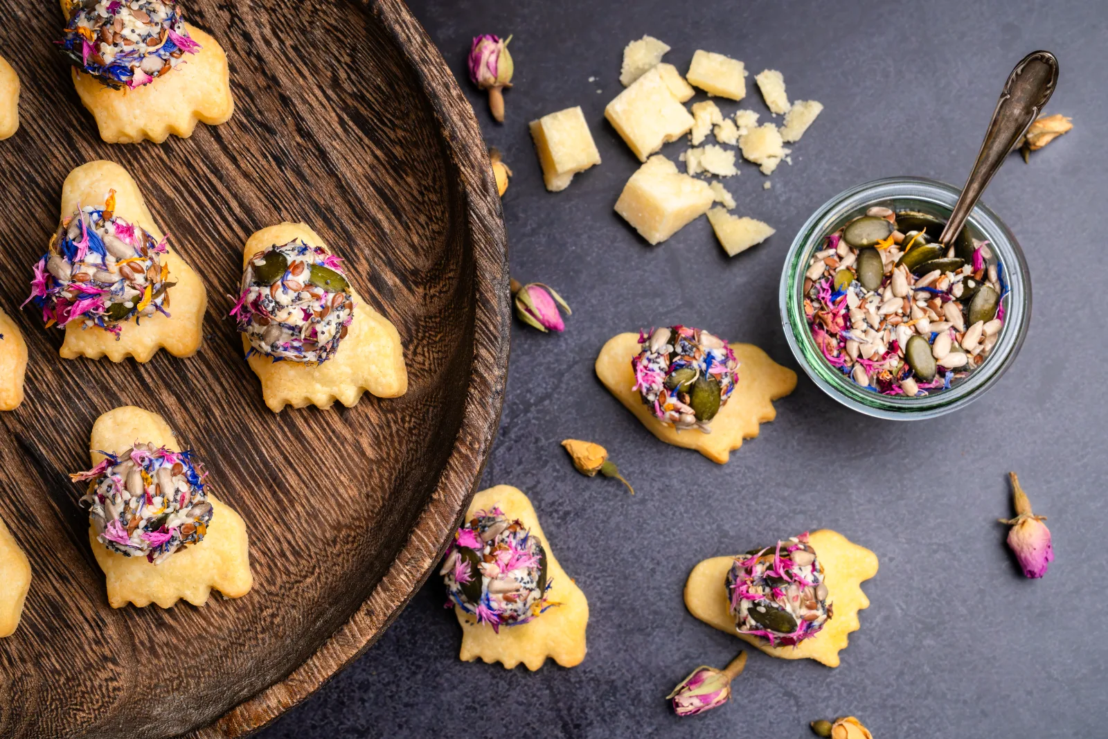 Apéro cheese feet with cream cheese ball