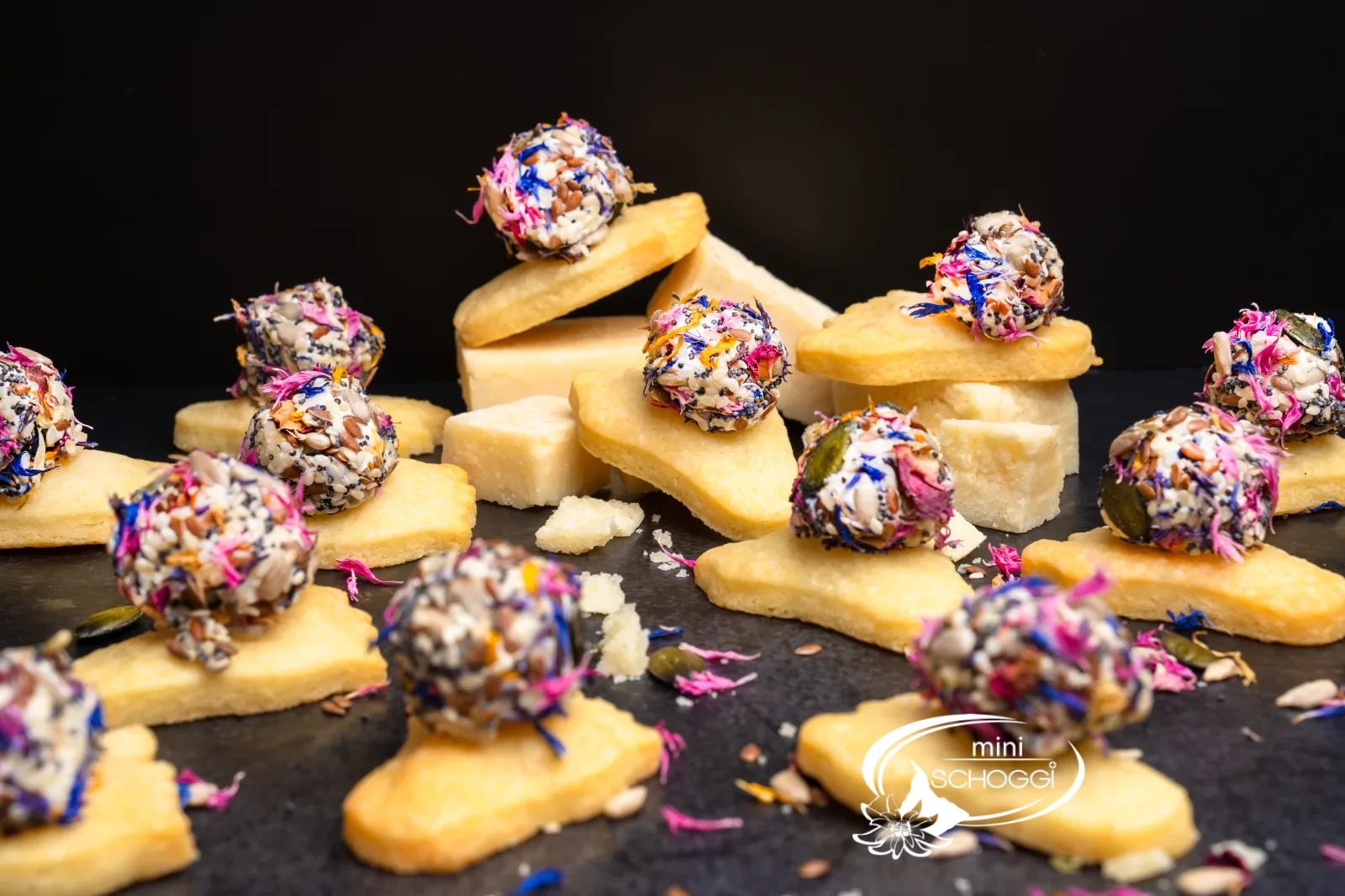 Piedo puzzolente da aperitivo finito con pallina di formaggio fresco colorata in primo piano