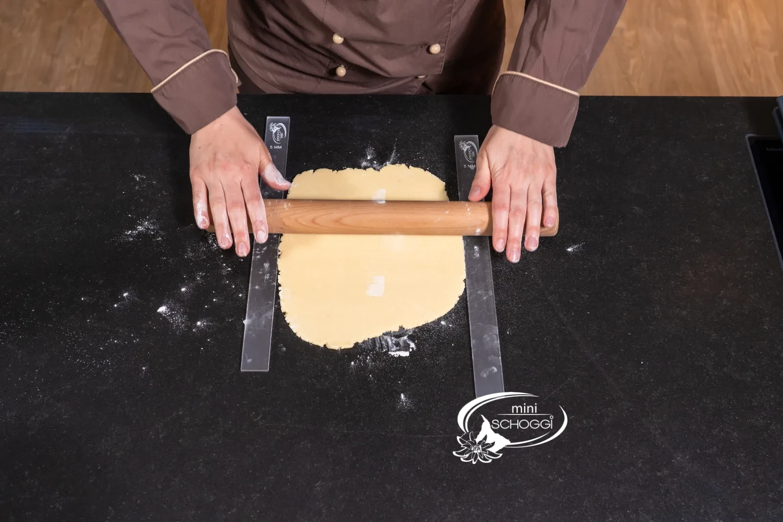La pasta al formaggio viene stesa a 5 mm tra i mattarelli