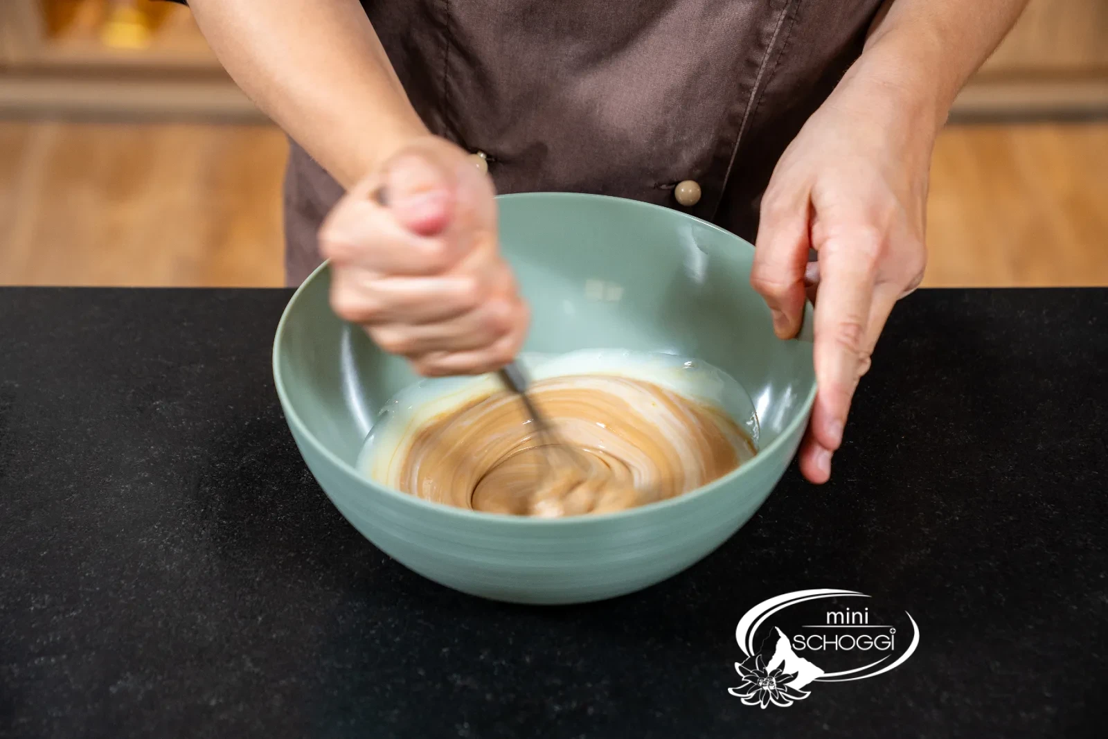 Beides wird mit dem Schwingbesen zu einer glatten Creme verrührt