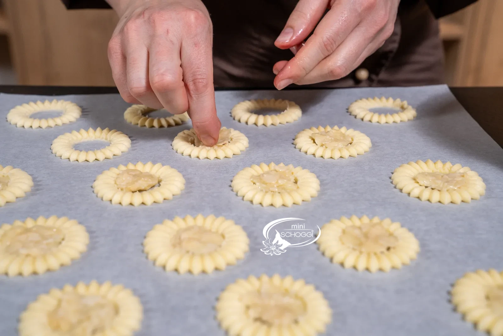 Tutti gli anelli sono farciti con mandorla e caramello e pronti per il forno