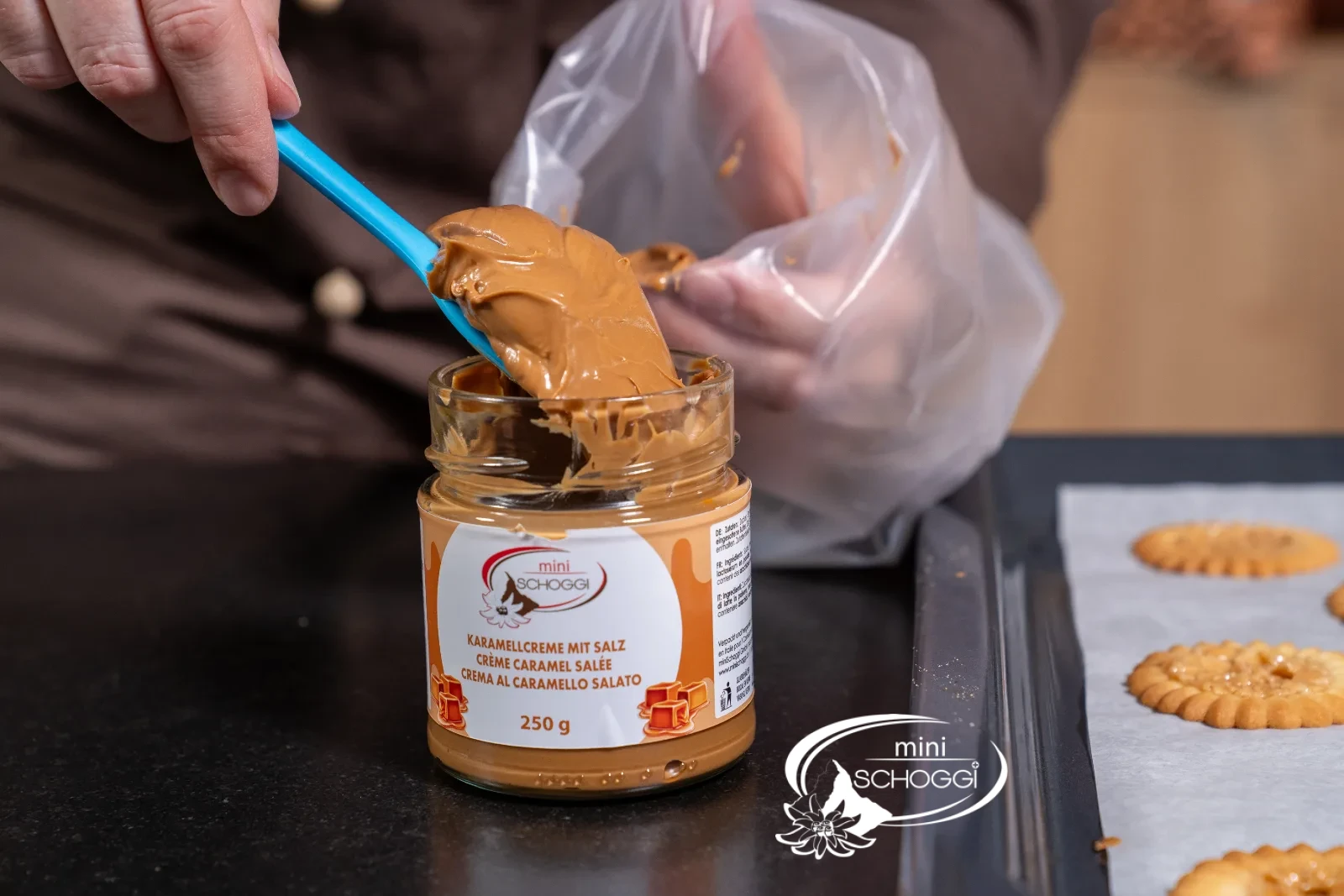 La crema al caramello salato viene messa nel sac à poche