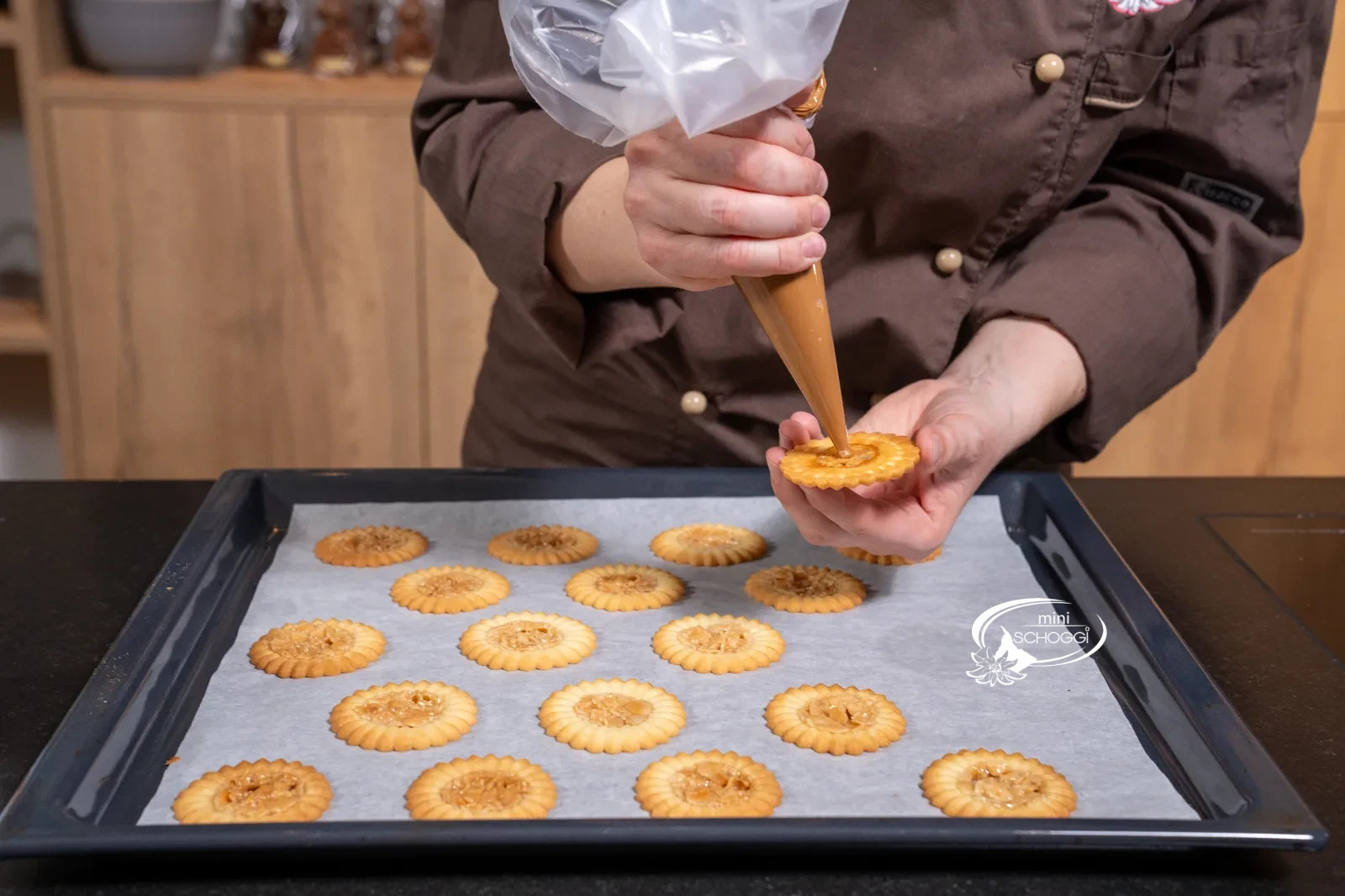 Sulla metà inferiore del biscotto viene messo un ciuffo di crema al caramello