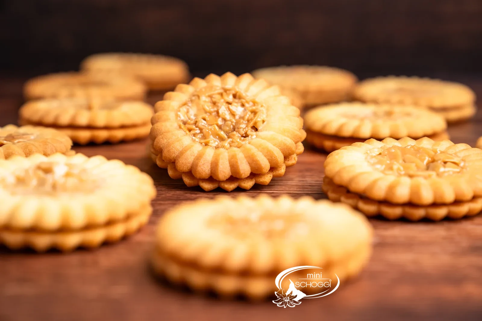 Biscotti florentini al caramello impilati con cuore di mandorla e caramello