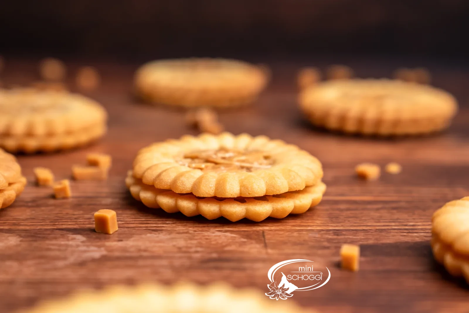 Biscotti florentini al caramello impilati con cuore di mandorla e caramello