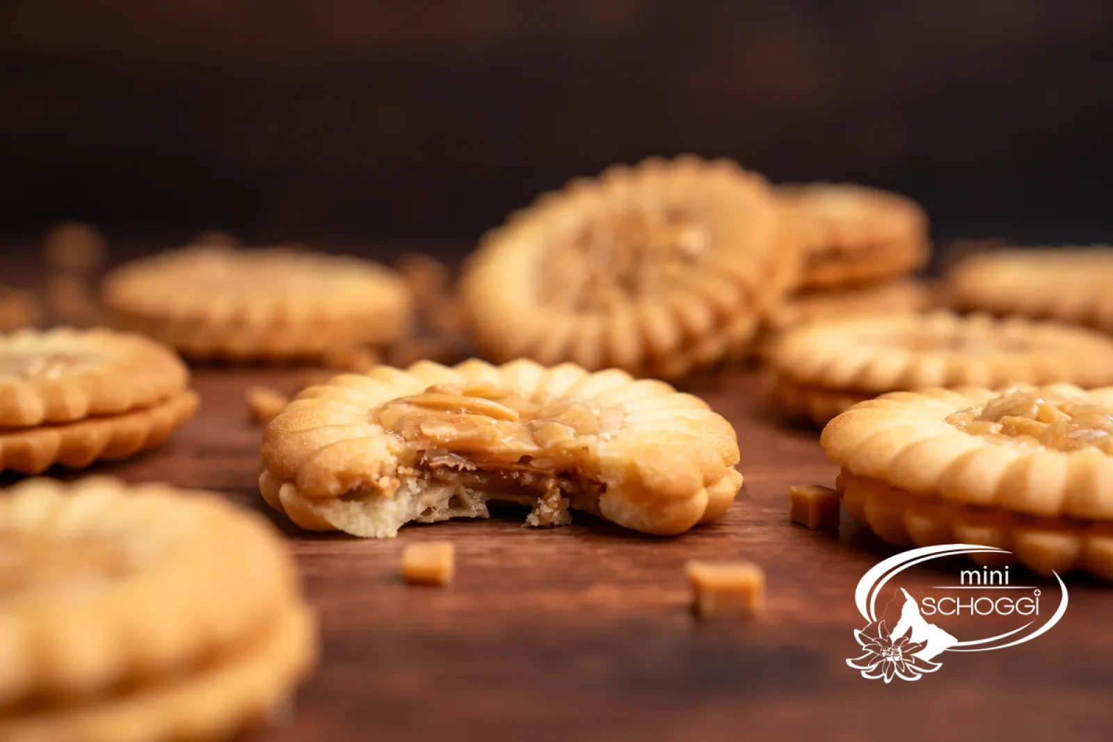 Biscotti florentini al caramello impilati con cuore di mandorla e caramello