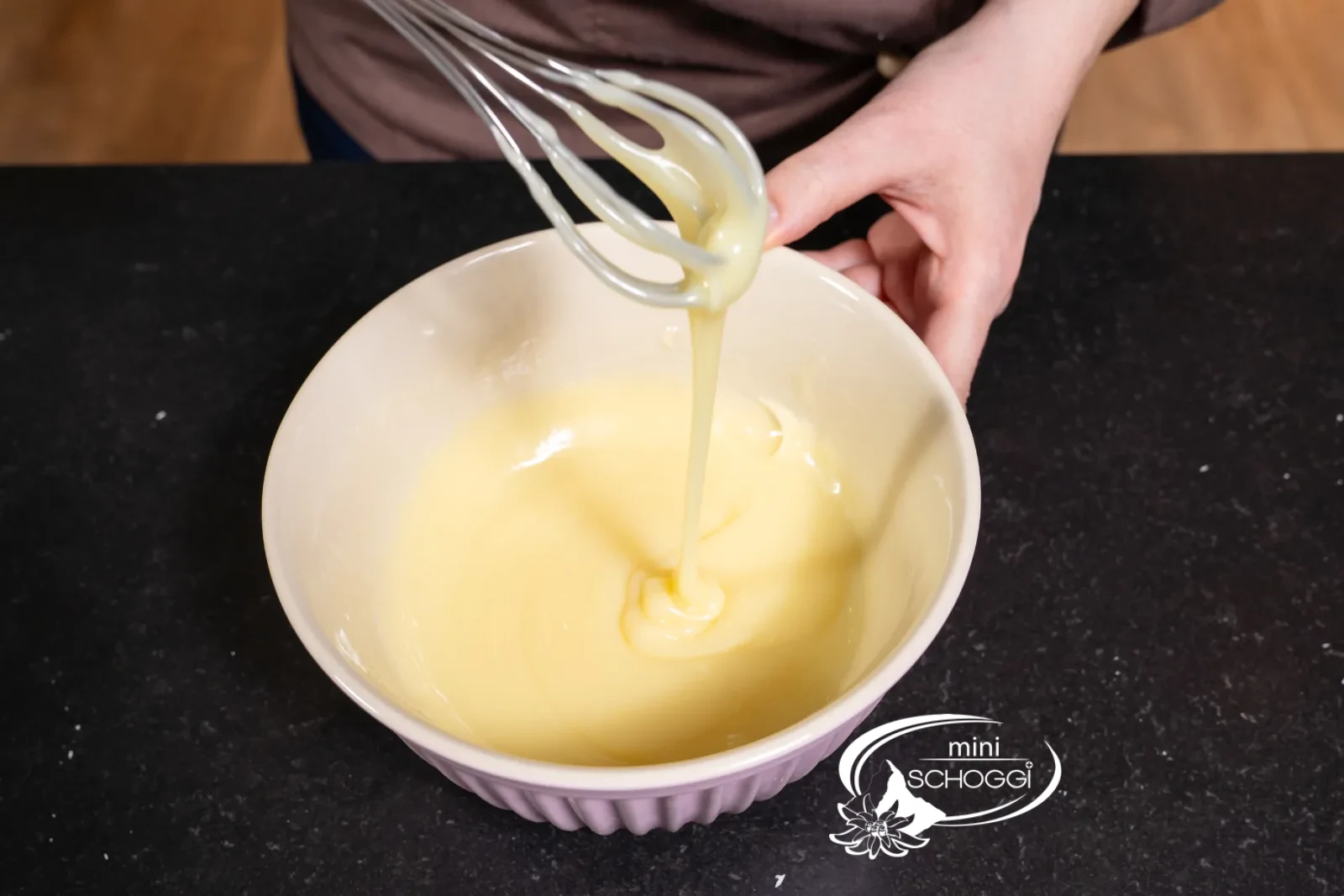 La ganache est lissée jusqu'à ce que la couverture soit dissoute