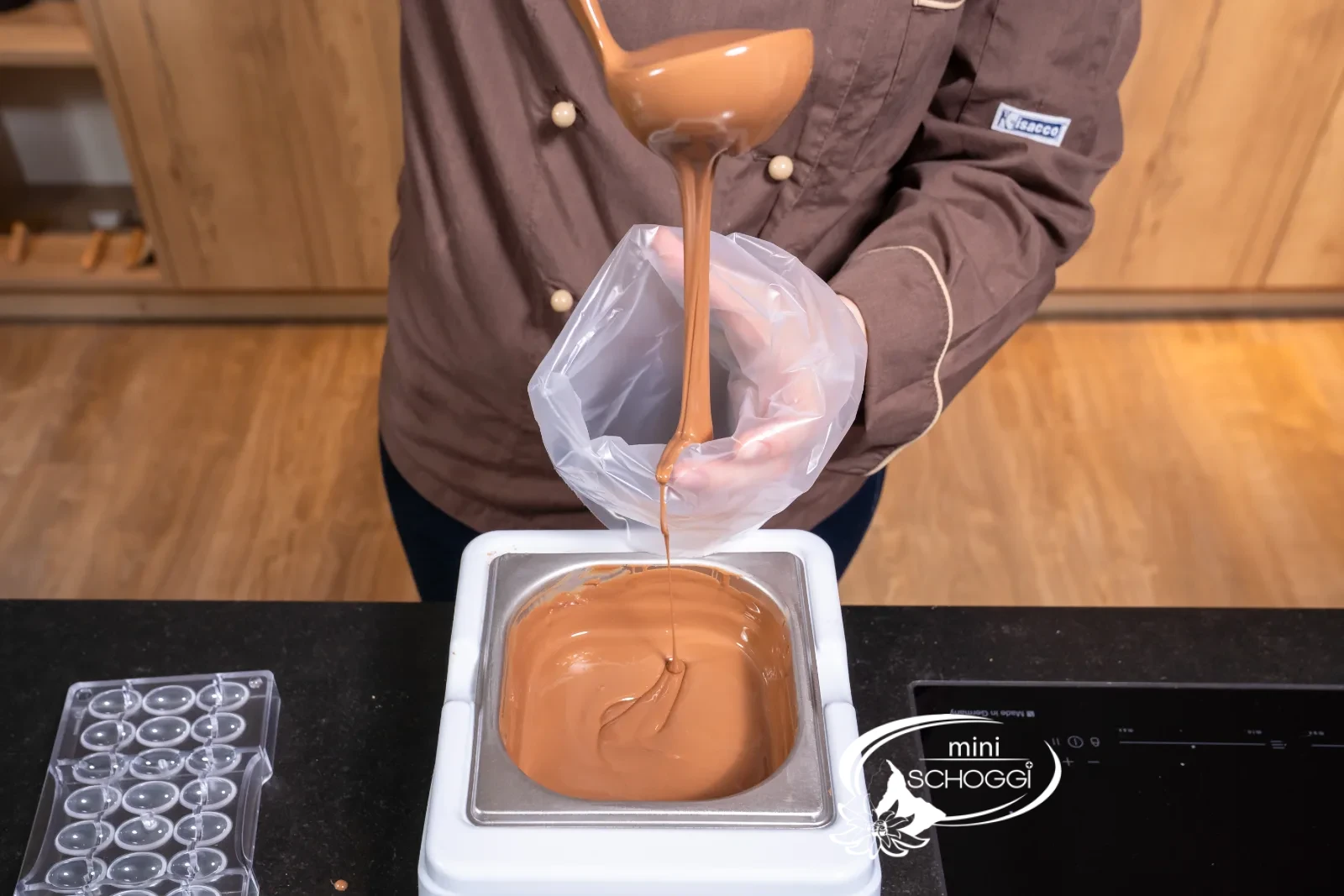 La Couverture de lait tempérée est versée dans la Poche à douille