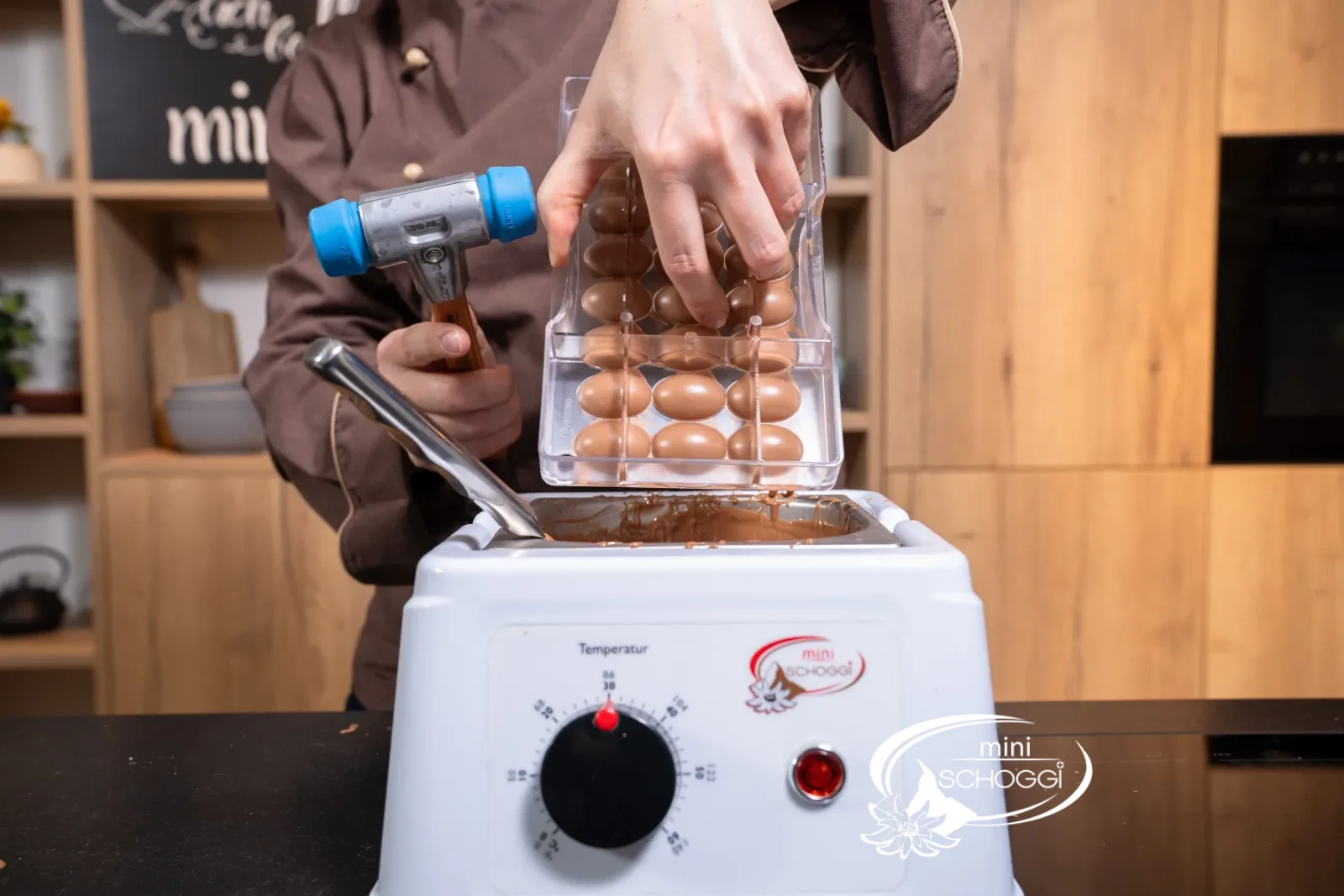 Avec le Marteau à chocolat, on tapote pour faire sortir la couverture restante