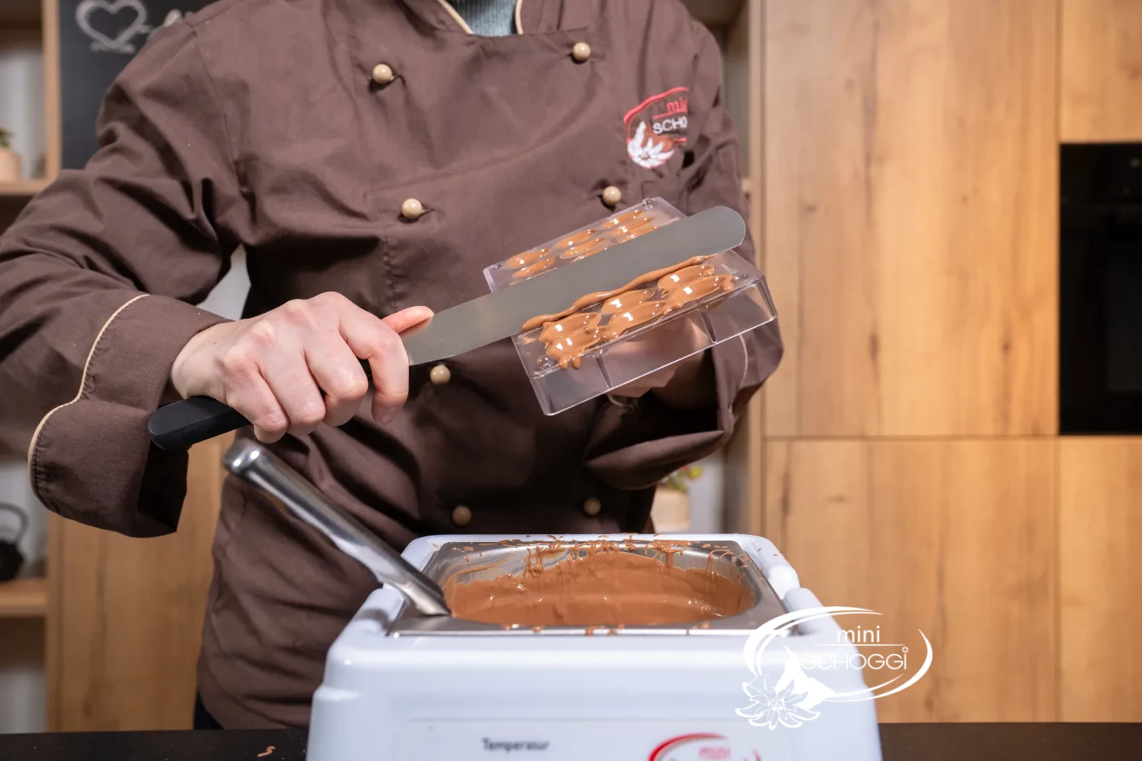 La Spatule racle grossièrement le moule