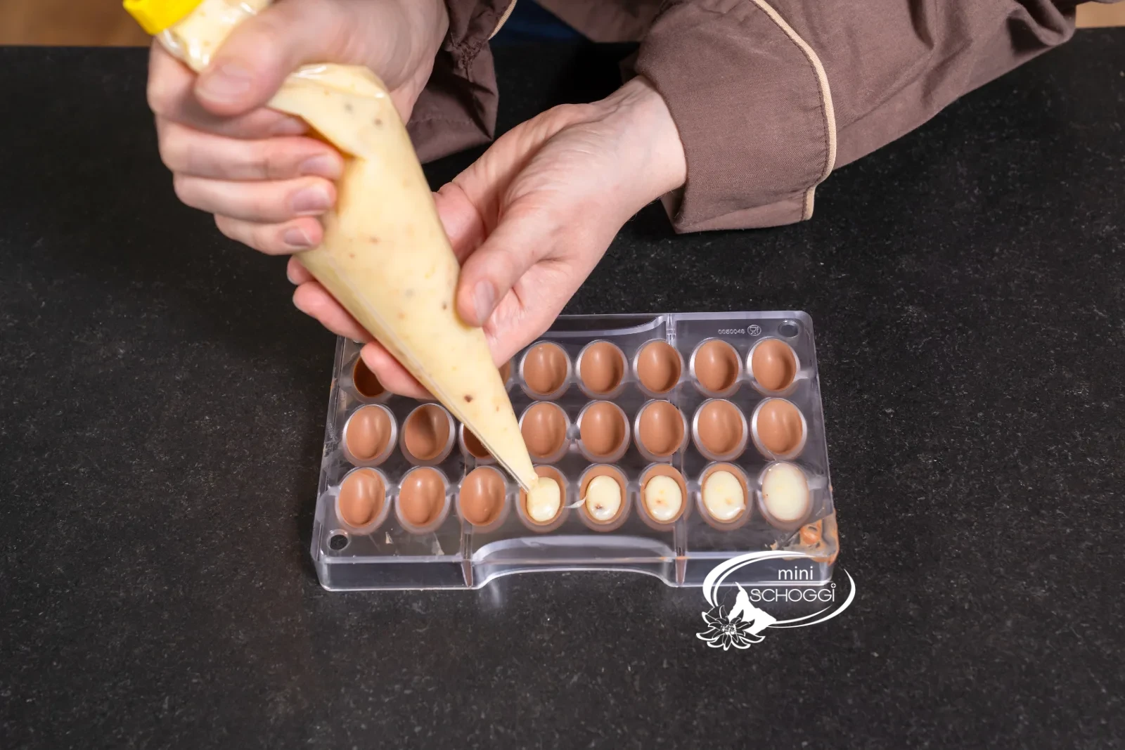 La Ganache noisette est versée dans les moitiés d'œufs