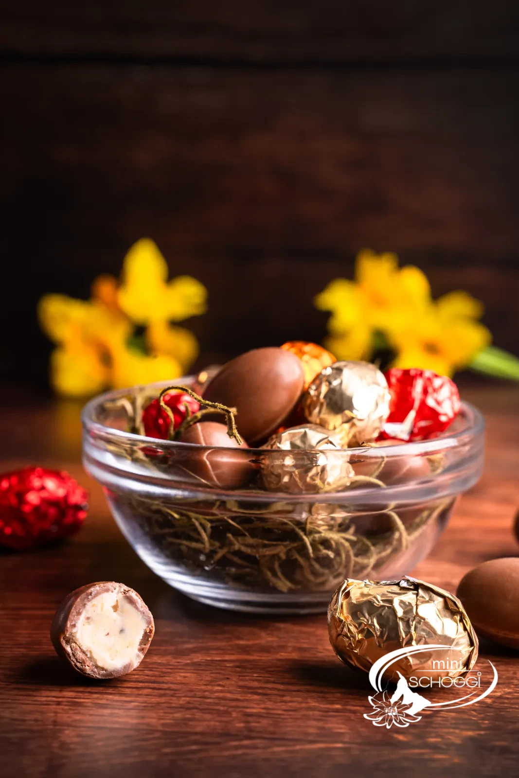 Un schoko-bon dans un papier de caramel torsadé, à côté des œufs non emballés