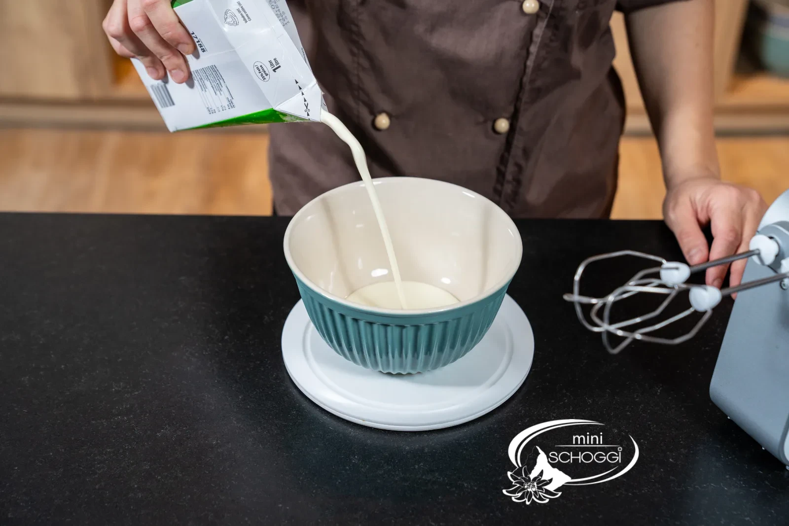 osa Mousse wird mit dem Spritzsack in die Mulden einer Silikonform in Kirschenform gefüllt