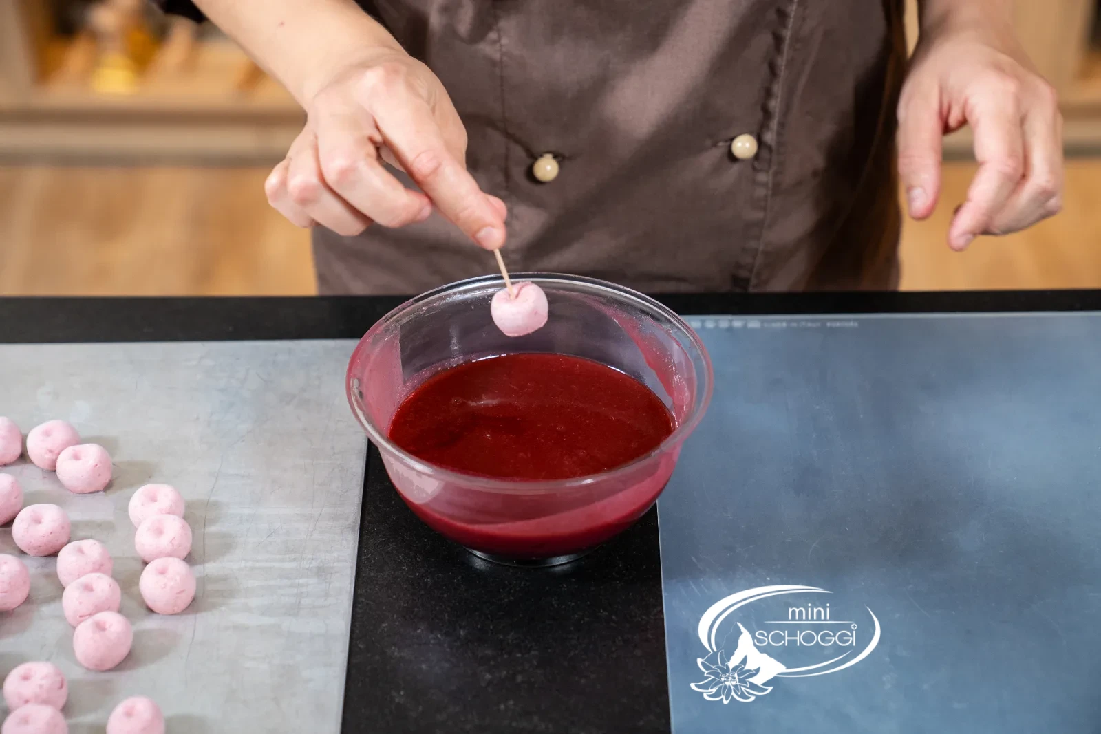 Kirschen mit Mirror Glaze – Kirschen glasieren und abtropfen lassen