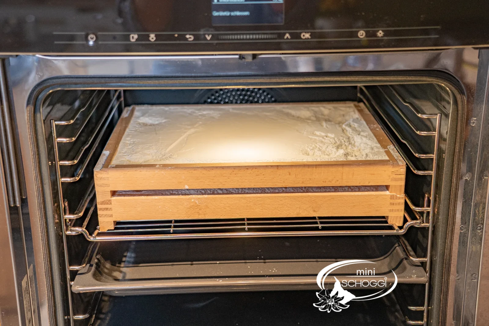 Scatole per zucchero a velo impilate si asciugano nel forno a 50 gradi con aria ventilata