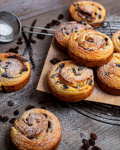 Vanilla rolls with raisins